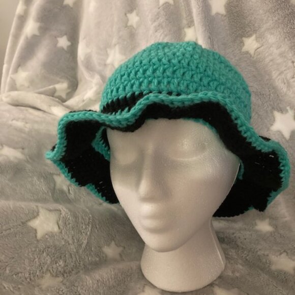 Handmade Crochet Set Skirt & Top & Hat - Picture 5 of 6